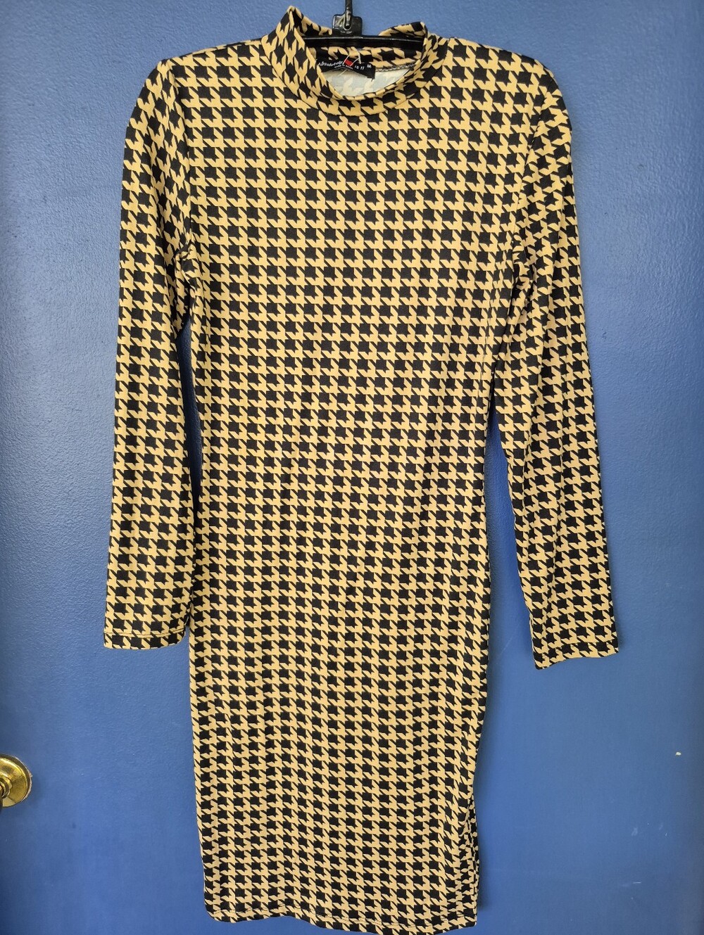 Long-Sleeve Houndstooth Bodycon Dress in Black & Cream